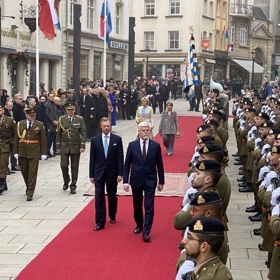 Oficiální ceremoniál, při kterém zazněly hymny obou států, předcházel úvodnímu Pavlovu jednání v rámci návštěvy.