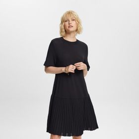 Základní varianta sníženého pasu na volně střižených šatech nachází shodu s většinou typů postav. Pozor ale na kotníčkové boty, obzvlášť, mate-li silnější lýtka. (Esprit)