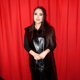 Muzikálová zpěvačka Natálie Grossová na premiéře nového filmu Superžena, ve kterém si také zahrála.