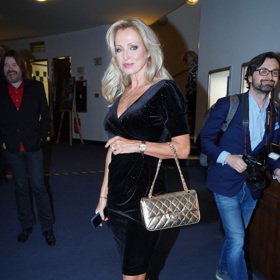 Kateřina Brožová se punčocháčů nehodlá vzdát. Jde na to ale dobře, tyto, takřka nezaznamenatelné tělovky mají přesně tu sílu, kterou lze podle nových pravidel i odbornice Lifee.cz na etiketu Julie ještě akceptovat. 