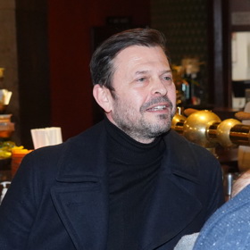Alexander Bárta si natáčení užil. Sám období devadesátých let zažil, i když pouze z pozice teenagera, jak řekl pro eXtra.cz.  