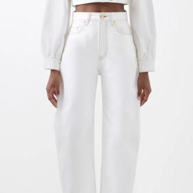 V sněhobílém provedení nemají oblé džíny, kterým mnozí zazlívají deformaci našich končetin, stylovou konkurenci. (Ganni, 4 990 Kč)