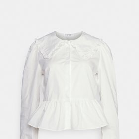 Vintage halenka s výrazným límcem a peplum volánem. (Glamorous, 599 Kč)