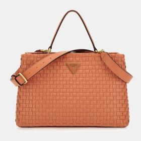 Praktický tvar kabelky s uchem i dlouhým popruhem nabízí mnoho prostoru, výrazná barva zase nepřehlédnutelný prvek každého outfitu. Guess, 1 990 Kč.