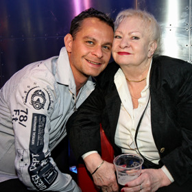 Filip Renč se svou mámou na premiéře filmu Na vlastní nebezpečí v roce 2008.