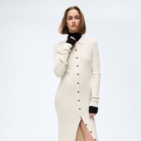 Vrstvení je na  místě. Délku do půli lýtek ale nažeňte podpatky. (H&M, 1 029 Kč)