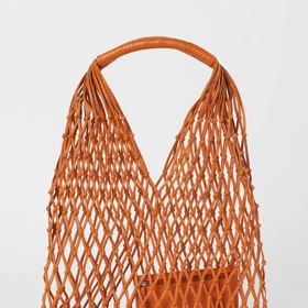 Oranžová varianta stylové síťovky z H&M, cena 1 499 Kč.