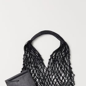 Také v H&M na ni narazíte. Černá varianta síťovky s vyjímatelným koženým pouzdrem stojí 999 Kč.