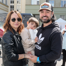 Syn Luka už chodí do školky, Veronika se tedy může vrátit k divadlu. 