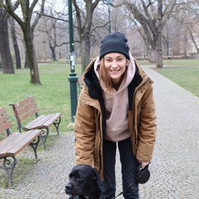 Herečka Bára Jánová vzala Lifee na procházku se svým pejskem Balúem. 