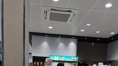 FOTO: Petr Pavel na benzínce.