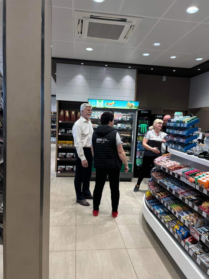 FOTO: Petr Pavel na benzínce. – stránka 2229