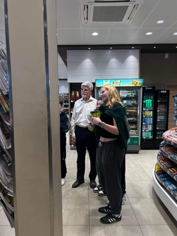 FOTO: Prezident Petr Pavel si rád povídá s lidmi. – stránka 2228