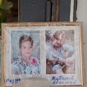 Fotky lidí, kteří našli v troskách smrt.