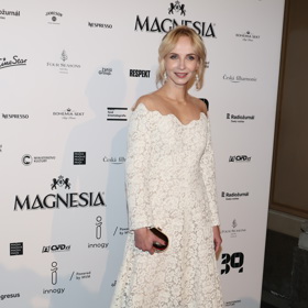 V bílých šatech nešlápla Jana Plodková vedle ani v roce 2023. 