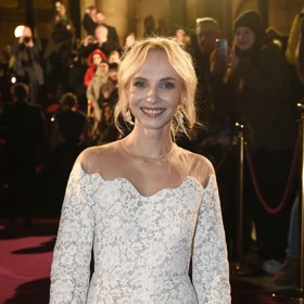 Stylovým detailem šatů Jany Plodkové byla svůdná spadlá ramena. 