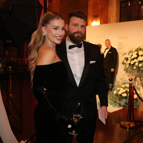 Karolína Mališová s doprovodem zapózovala ve velmi povedeném plesovém outfitu, který podtrhl také elegantní prvek v podobě rukaviček.