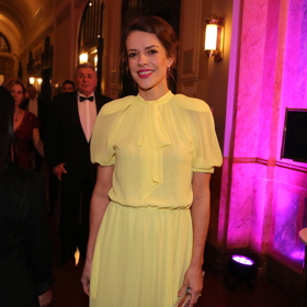Slovenská herečka Andrea Růžičková místo signálníh odstínu zvolila trendy vanilkovou. Něžný pastelový tón vybrala poměrně netradičně pro večerní róbu a působila v ní velmi křehkým dojmem.