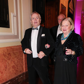 Televizní hlasatel nám prozradil, že na své manželce má nejraději černé šaty s výstřihem.