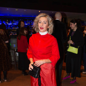 Herečka Vanda Hybnerová vsadila na neotřelý střih společenského pláště oblečeného přes kalhoty a také na provokativní barevnou kombinaci trendy rudé a černé.