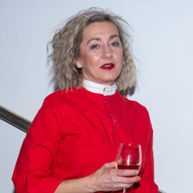 Herečka zvolila netradičně střižený kabátek s propínáním a prodlouženou "sukňovou" partií z odlišného materiálu, která se rozevírala a odhalovala znovu objevený módní prvek současnosti - vrstvení šatů či sukní přes kalhoty.