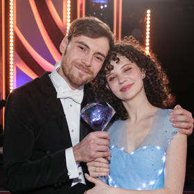 Darija s Dominikem šťastně pózují se svou vítěznou trofejí ze StarDance.