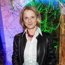 Taťjana Medvecká sice tvrdí, že k módě nemá vztah, ale z jejího šatníku je patrné, že základní kousky má pevně ukotvené - bílá košile a černý kožený křivák, tím, dámy, nic nezkazíte.