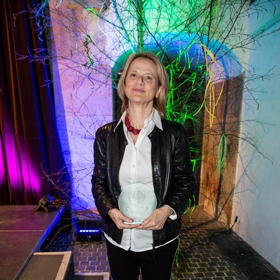 Herečka si dobře všimla základního kamene dámského šatníku - a umí s ním skvěle zacházet. 