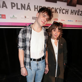 Antonín Holub a Bára Hrzánová na tiskové konferenci Divadla Kalich.