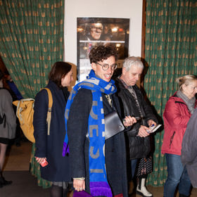 Herec Jan Cina na sebe hned u vchodu upozornil masivní modrou šálou.