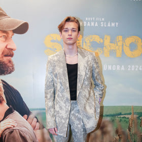 Mladý herec a zpěvák Tomas Sean Pšenička oblékl na pražskou premiéru šedo-bílý kalhotový kostým, pod který přidal jen černé basic tričko a nezbytný jednořadý perlový náhrdelník.