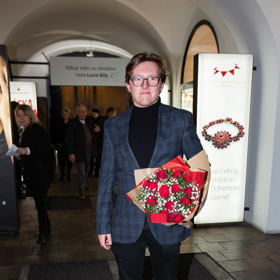 Petr Malásek mladší přinesl mamince do divadla velký pugét květin. Sám přišel do divadla v tmavě šedém károvaném sáčku a černém roláku.