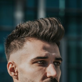 Pěstěný vous může být nedílnou součástí propracovaného vlasového stylingu.