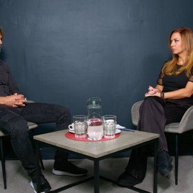 O tom, jak řešit fyzické změny po porodu, pokud to doma nezvládnete sami, si Bára Hlaváčková popovídala s plastickým chirurgem Liborem Kmentem.