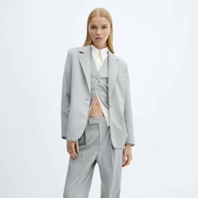 Sada světlého oblekového kompletu v podání značky Mango.