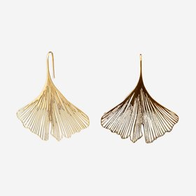 Návrhářka šperků Michaela Gorcová se listem inspirovala vskutku detailně. Závěsné pozlacené náušnice pořídíte v eshopu na www.czechdesign.cz za 2 890 Kč.