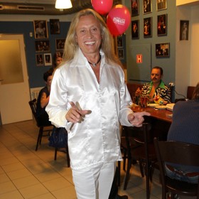 Kamil Střihavka si od té doby střihnul na divadle hodně "svatých". Zahrál si například také pána Boha v muzikálu Pomáda.