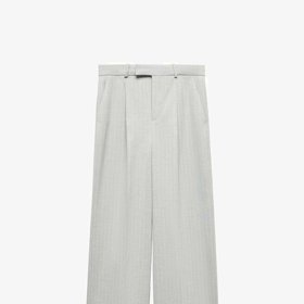 Kalhoty v Mangu stojí 1 299 Kč.