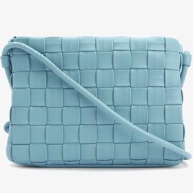 Mrazivě modrá kabelka Next je spletená z úzkých proužků ekokůže. (510 Kč)