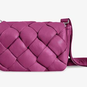 Nadýchaná kožená kabelka z barevných pásků je v prodeji v mnoha barevných variantách, třeba této krásné magentě. Oakwood, 4 790 Kč.