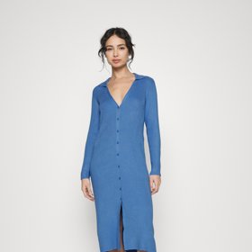 Rovný střih a hlubší výstřih kombinujte s kozačkami. (Object, 1 299 Kč)