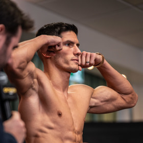 Islam Dulatov se buď pere v kleci, nebo předvádí na mole luxusní módu. 