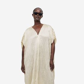 Dámy s postavou typu jablko by se měly vyhnout oversize střihům. Oversize šaty, H&M, 899 Kč