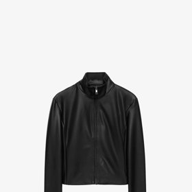 I v kotli Depeche Mode můžete ctít minimalismus. Jednoduchá bunda z eko kůže se stojáčkem, Oysho, 1 299 Kč.