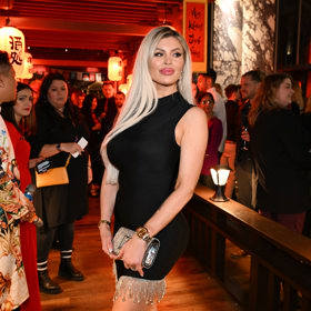 Lela Ceterová oblékla černé šaty se stříbrnými detaily. Model doplnila o stříbrnou kabelku. 