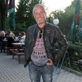 Kamil Střihavka říká, že většinou nosí své dlouhé vlasy v culíku.