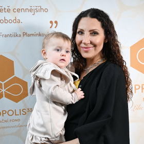 Olga Lounová svoji dceru stále kojí.