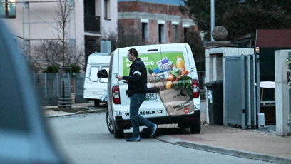 FOTO: Kurýr odchází.