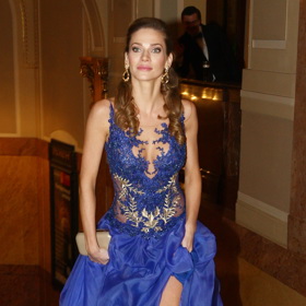 Andrea Verešová doplnila modré šaty zlatým psaníčkem. 