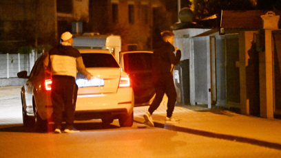 FOTO: Kryšpín s Mirkem Dopitou vyndavali věci z auta.